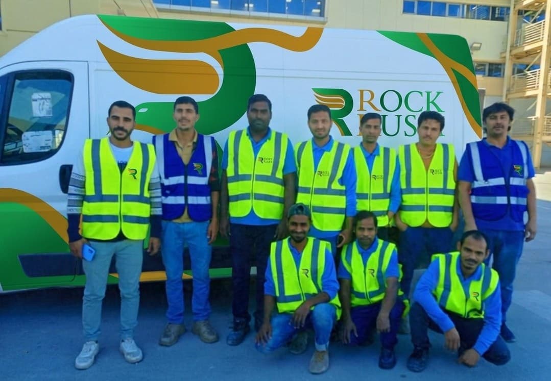 أعضاء فريق روك راش بالزي الموحّد في فناء تقليدي في الرياض